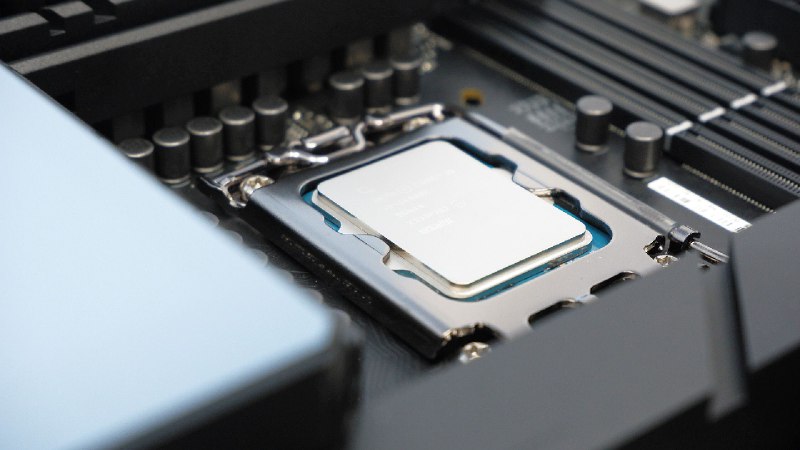 Intel Nova Lake 处理器曝光：52 核心配 288 MB 垂直缓存，剑指 AMD X3D据爆料人 kopite7kimi 透露，Intel 计划推出 52 核心版本的 Nova Lake 处理器，配备 288 MB 垂直缓存（bLLC），是 AMD 顶级 X3D 芯片 Ryzen 9 9950X3D 的 128 MB V-Cache 的两倍多