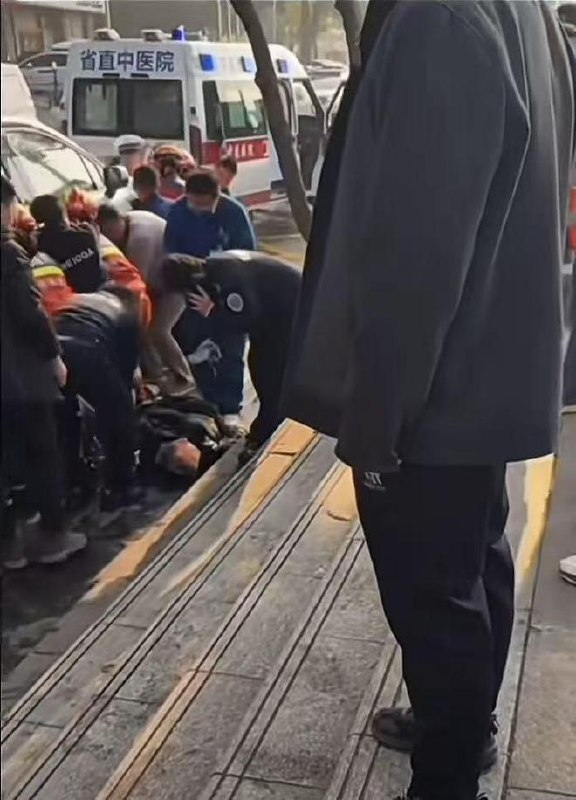 株洲哈啰无人车涉撞伤两路人，客服称正配合调查湖南株洲一辆哈啰无人驾驶网约车被曝与路人发生碰撞，现场视频显示，一名伤者倒地，另一人被困车底，周围人员合力抬车施救