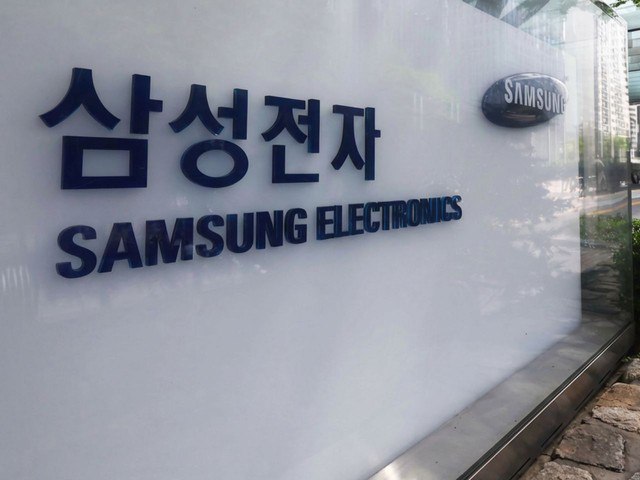 三星半导体拒绝与自家手机部门签署 DRAM 年度合约三星半导体部门拒绝了集团内部手机业务部门签署 DRAM 年度合约的要求，仅同意提供季度合约价格