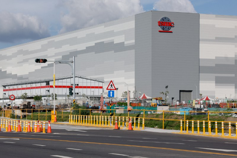 特朗普政府与台湾谈判贸易协议，拟让台企培训美国芯片工人据路透社独家报道，特朗普政府正与台湾谈判一项贸易协议，要求台积电等台湾企业向美国派遣资本和工人，扩大在美业务并培训美国工人