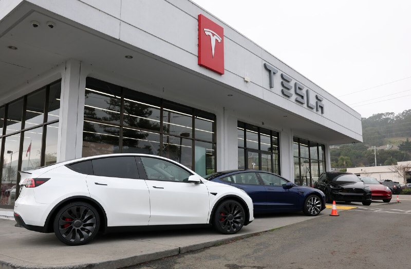 🚘 Tesla 正在重新设计车门把手以提升安全性特斯拉公司正在对其车门把手进行重新设计，计划将电子和手动开门机制合并为一个按钮，以便在紧急情况下让乘员更直观地操作