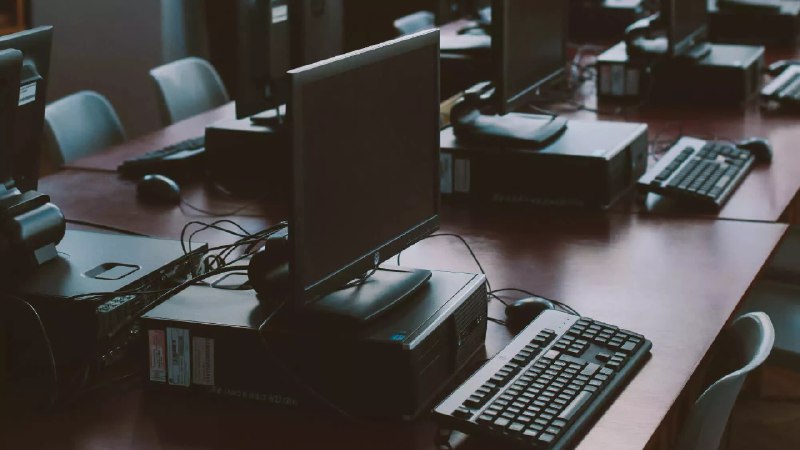 经济压力致美国消费者和企业延长硬件使用周期联邦储备委员会数据显示，新设备投资不足是美国企业生产力落后于欧洲的主要原因