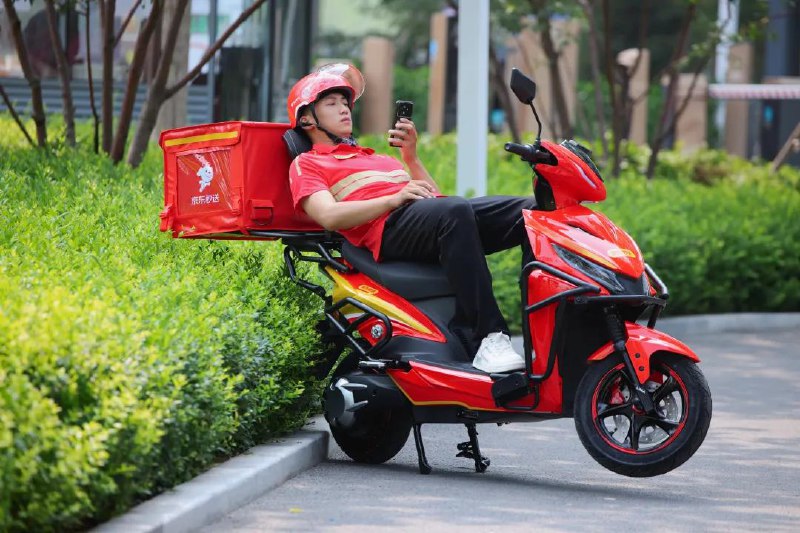 京东：投入20亿升级全职骑手福利京东外卖宣布再投入20亿为全职骑手升级福利，除五险一金外，寒暑季每月发放防暑防寒津贴，并补贴15万台 “赤甲光刃X1”炫酷二轮车