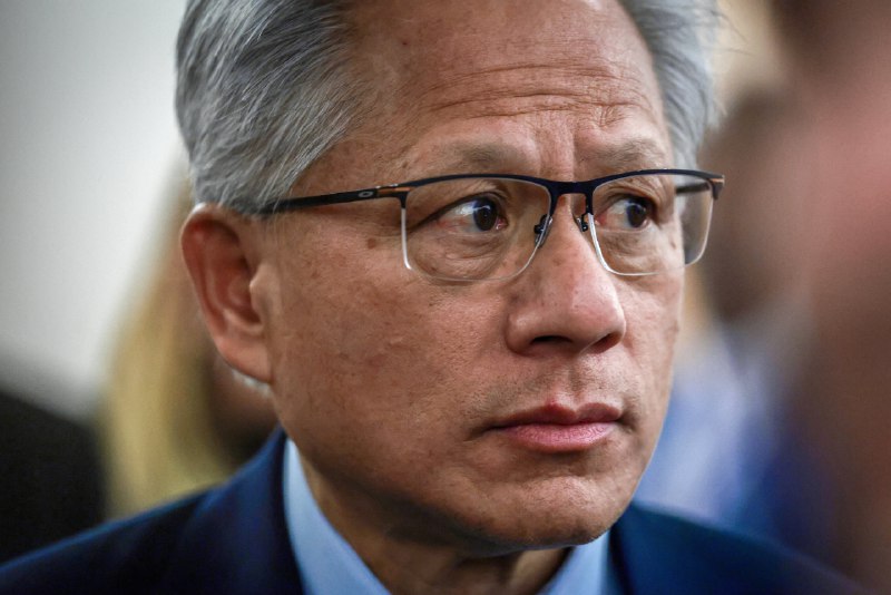 特朗普与英伟达 CEO 黄仁勋会面讨论对华芯片出口管制美国总统特朗普 12 月 3 日证实，他与英伟达 CEO 黄仁勋举行了会面，并就出口管制问题进行了讨论，正值特朗普政府考虑是否允许英伟达向中国销售 H200 芯片之际