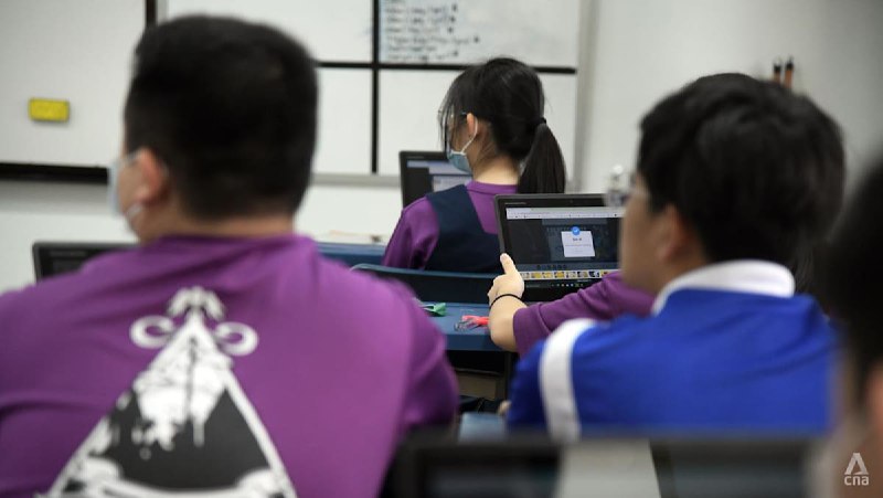 新加坡中学将全面禁止学生在校时间使用智能手机新加坡教育部 11 月 30 日宣布，从 2026 年 1 月起，禁止中学生在校内使用智能手机或智能手表，包括课堂、课间休息及课后课程辅导等活动期间
