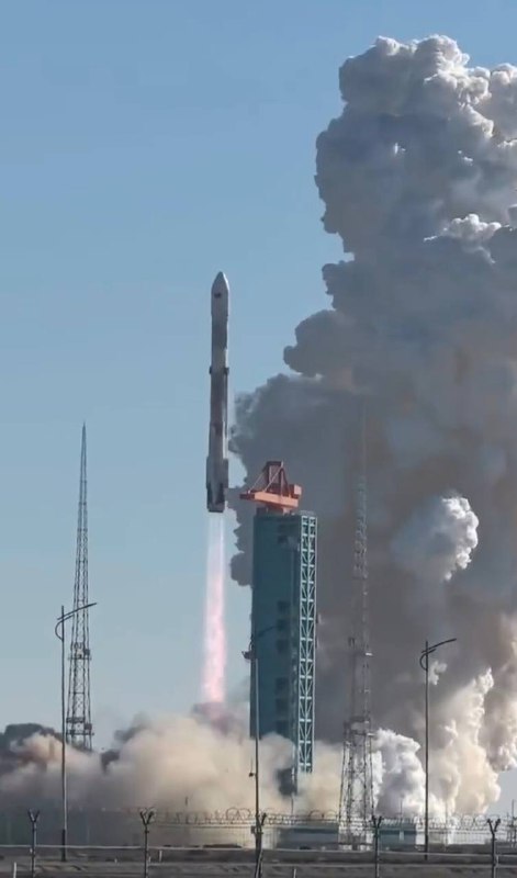 🚀蓝箭航天朱雀三号火箭成功入轨，一级回收失败蓝箭航天自主研发的朱雀三号运载火箭于今日成功实现首飞入轨，但一级火箭回收任务未能成功